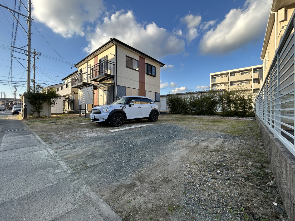 駐車場広すぎやしませんか。いったい何台置けるの。