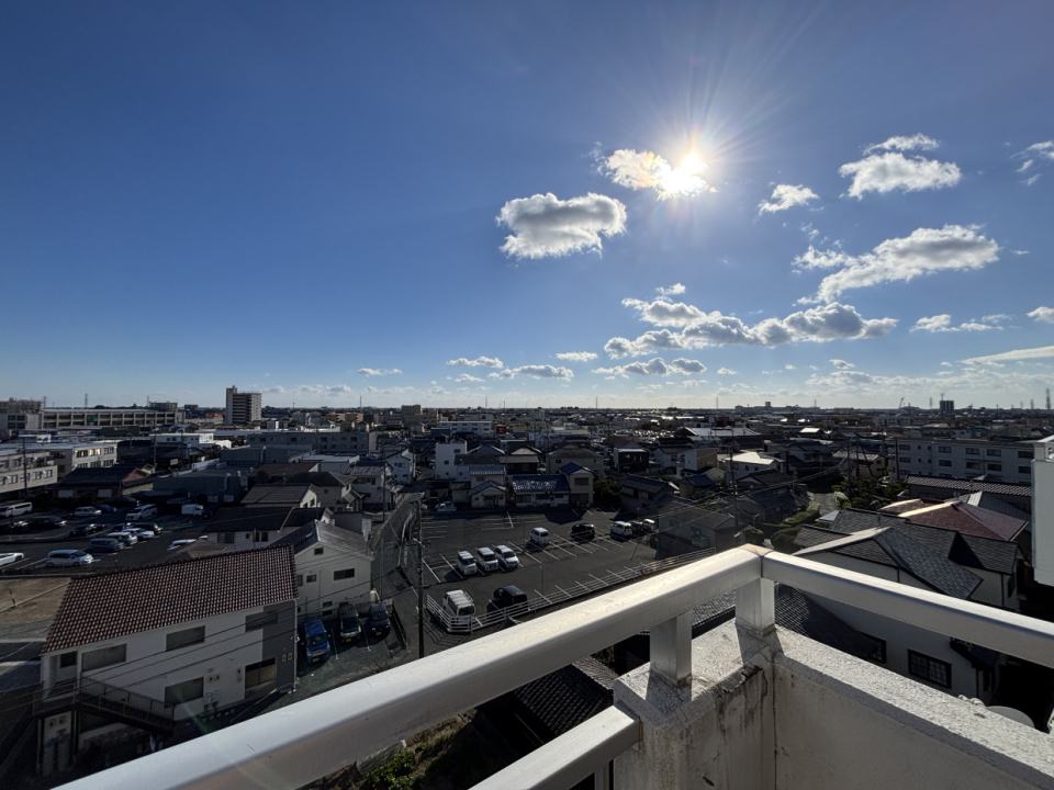 青空と街並みが綺麗すぎて眩しい。