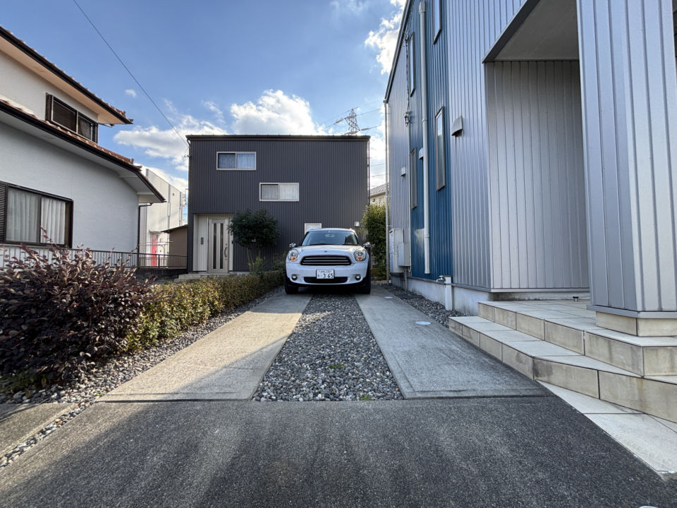 駐車場は縦列駐車です