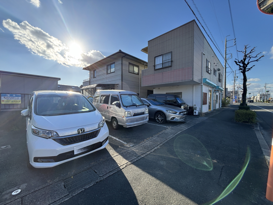 駐車場は建物横に4台確保済み。