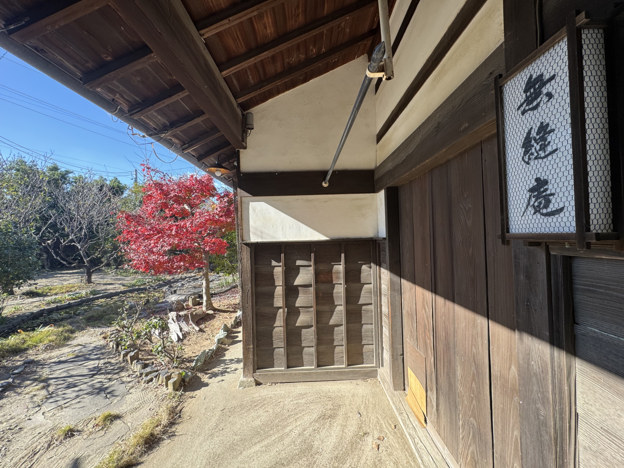 かつてのお店の看板もそのまま。