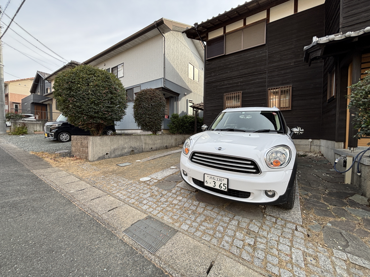 駐車場は2台、並列で停められます