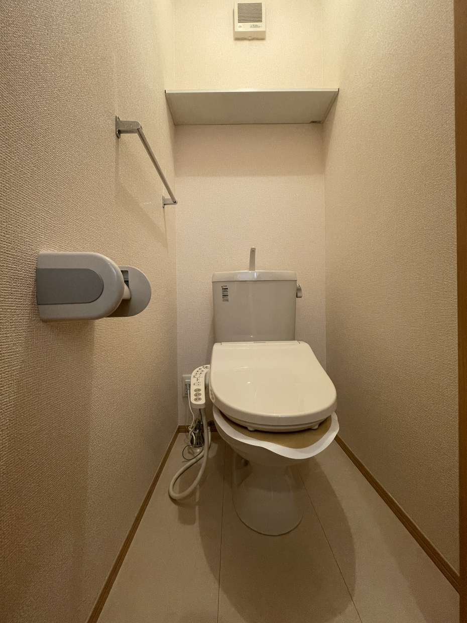 玄関すぐ横のトイレは便利