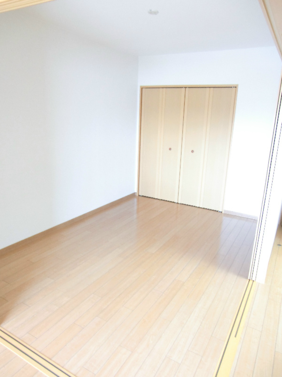 引き戸を開けると6帖のお部屋が現れます