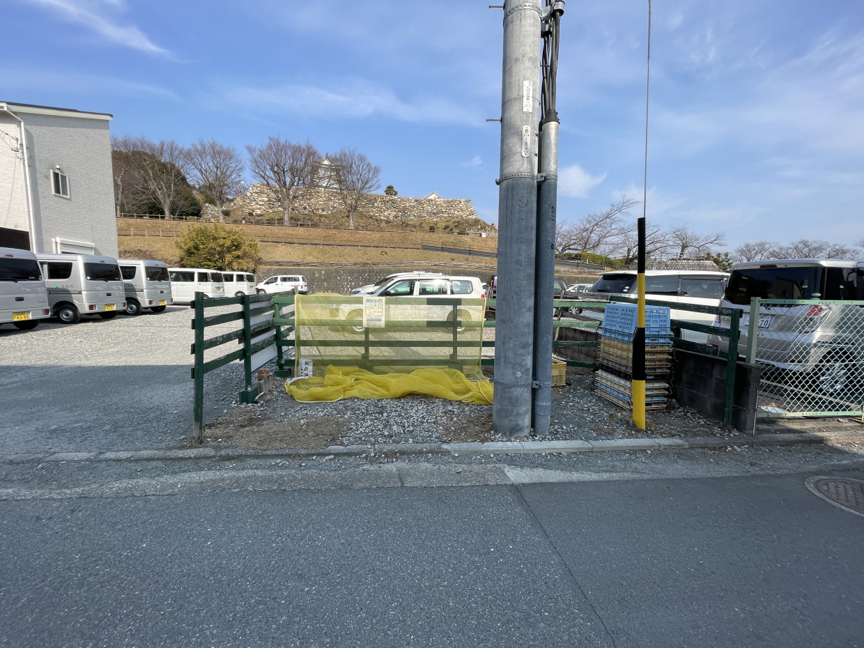 道路を挟んで向かいのゴミ捨て場は近くて便利です