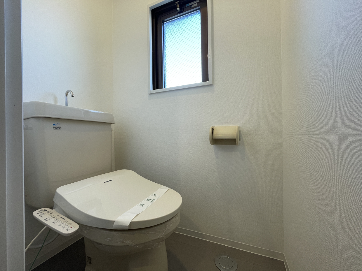 温水洗浄便座付きのトイレ