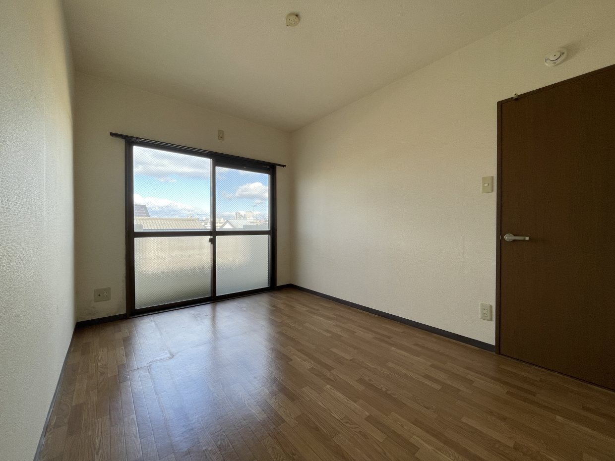 洋室は落ち着いたトーンの色味。