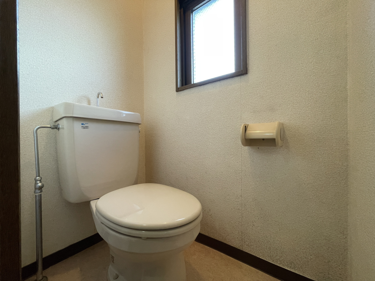 小窓がついたトイレです。