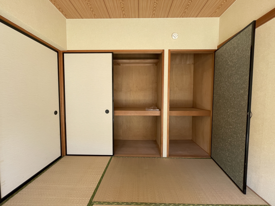 中にラックを置けば、スペースを上手に活用できそうな収納棚です。