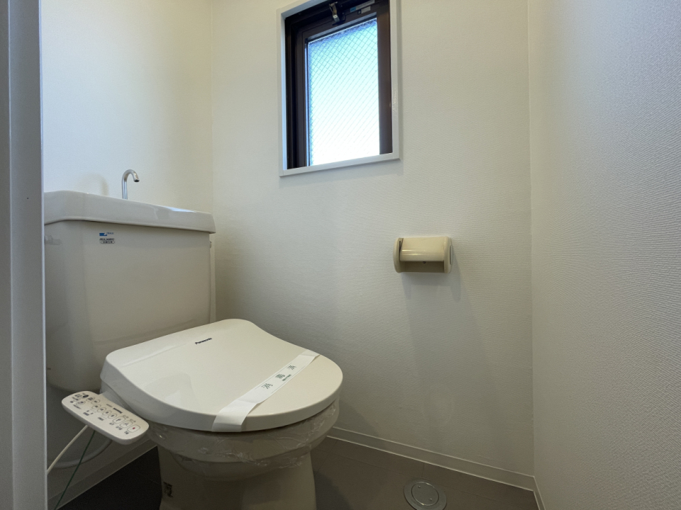 温水洗浄便座付きのトイレ