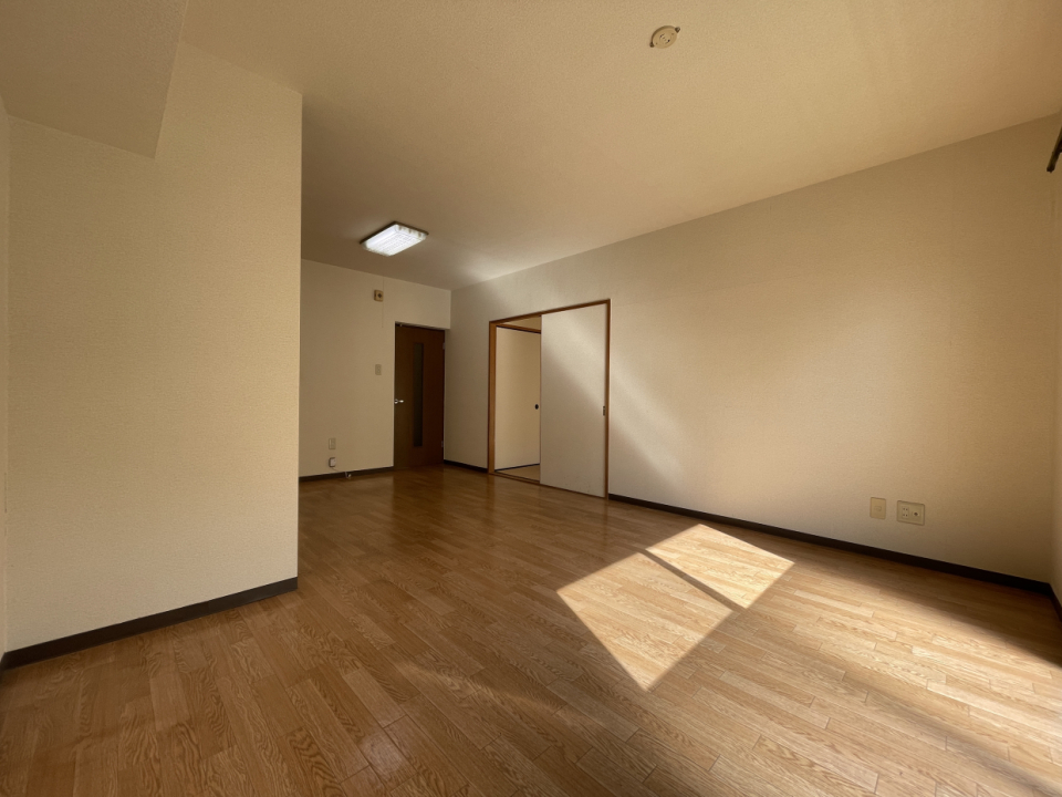 懐かしさを感じほっこりする、優しい光が入るリビングです。