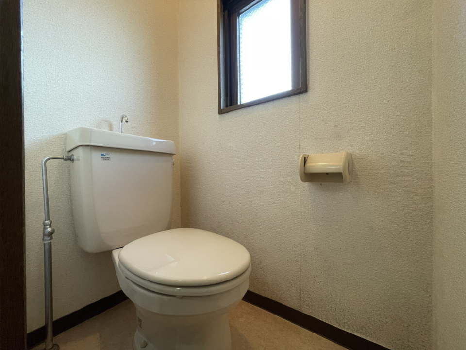 小窓がついたトイレです。