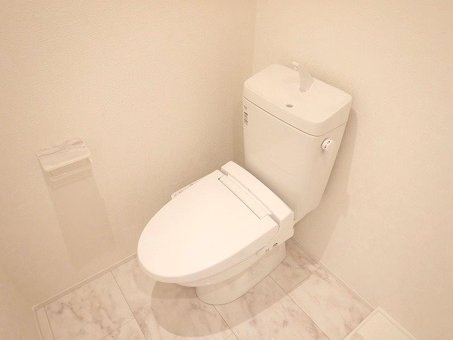 トイレも抜かりなく大理石調のタイル。