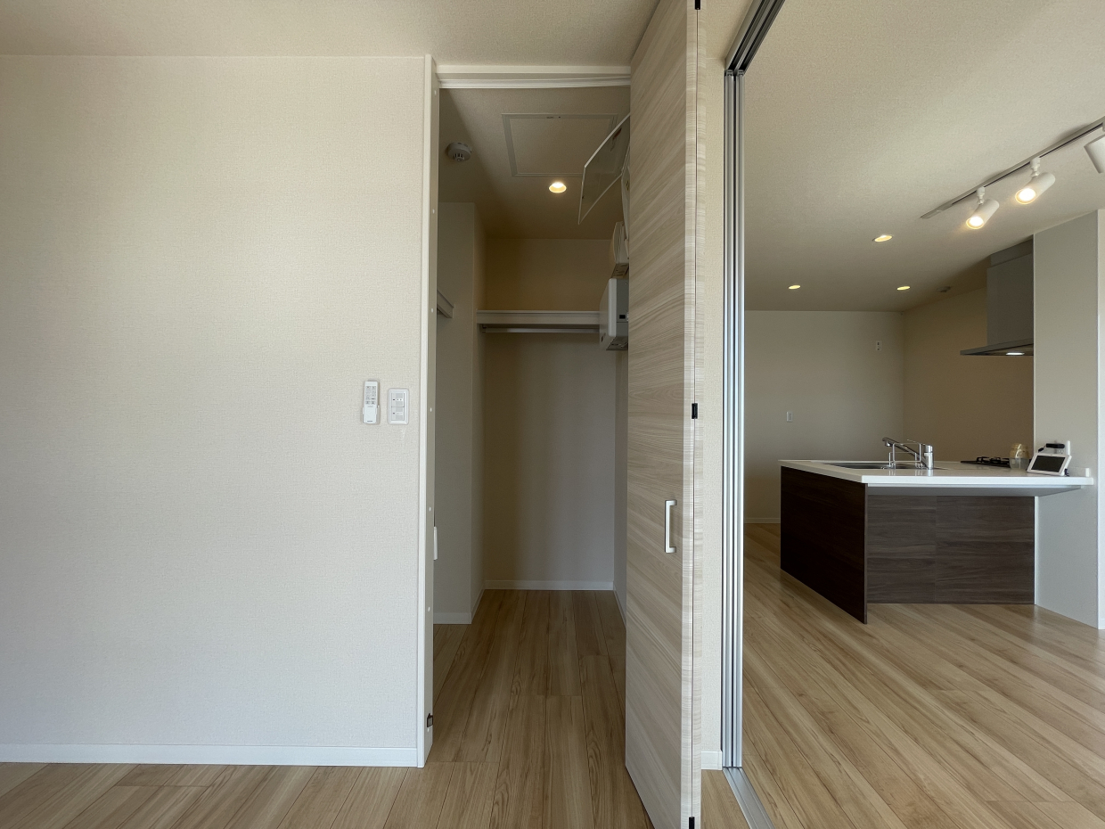 扉の奥はウォークインクローゼットでした！まるで部屋みたい。