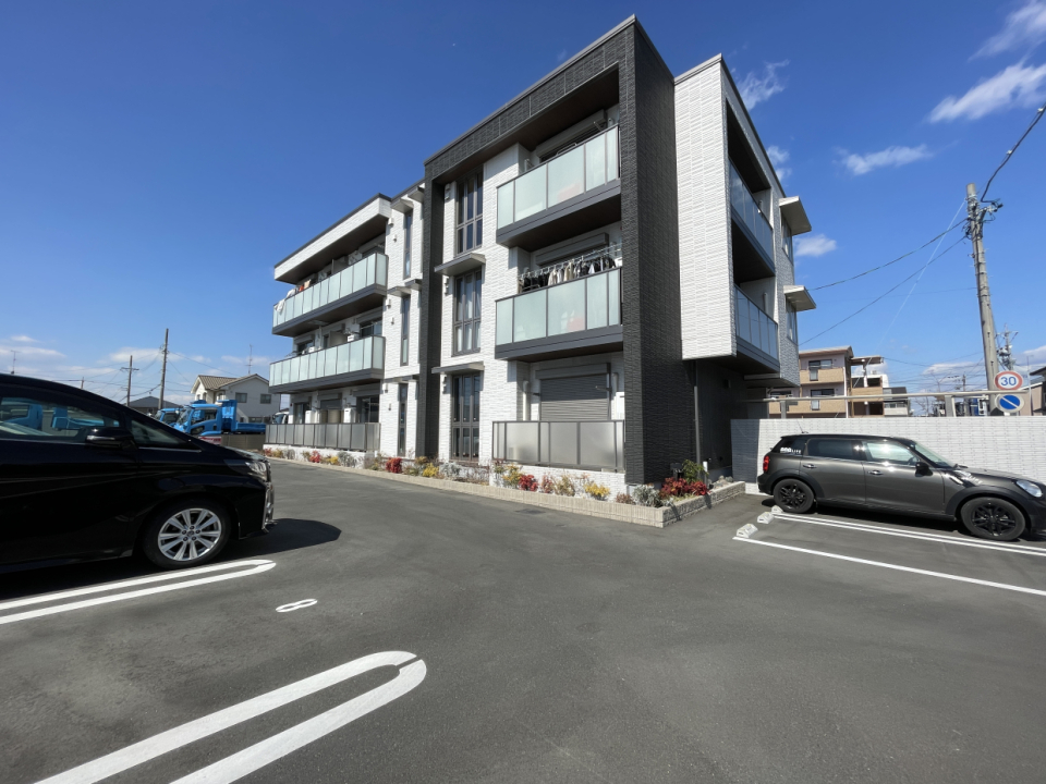 すぐ近くにお弁当屋さんやコンビニがあって生活便利。