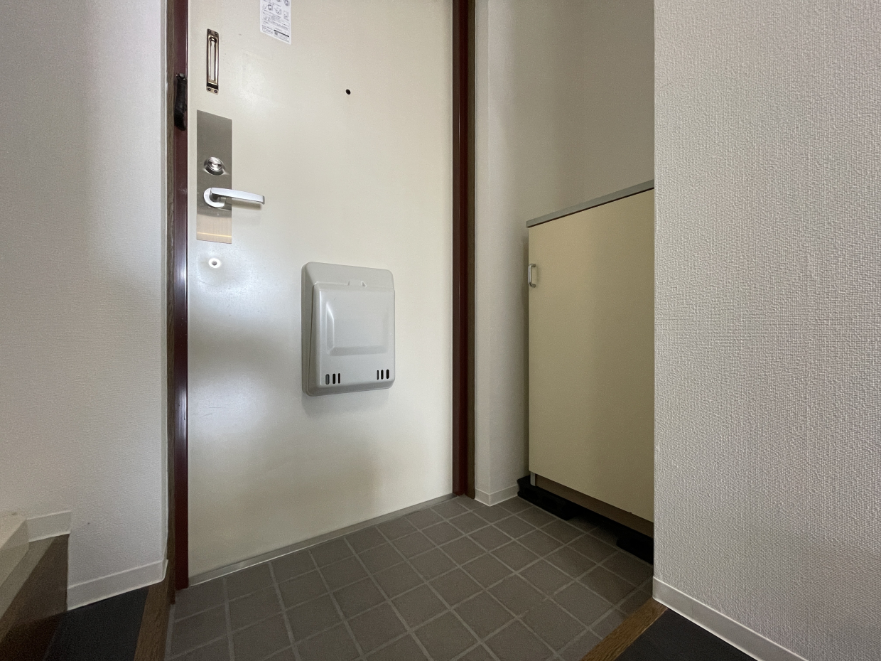 玄関にはシューズボックスと室内洗濯機置き場があります