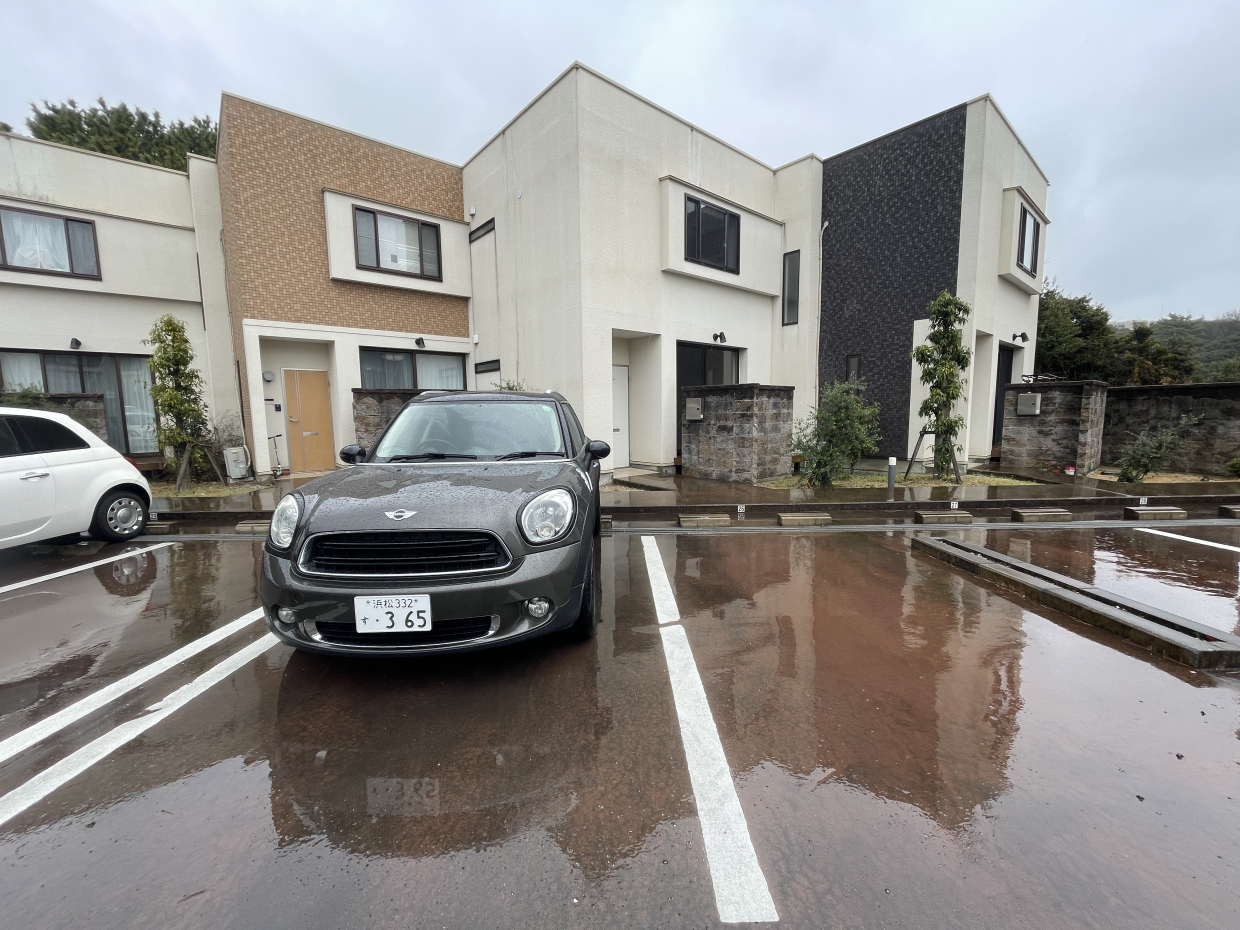 駐車場は建物前に２台あります。