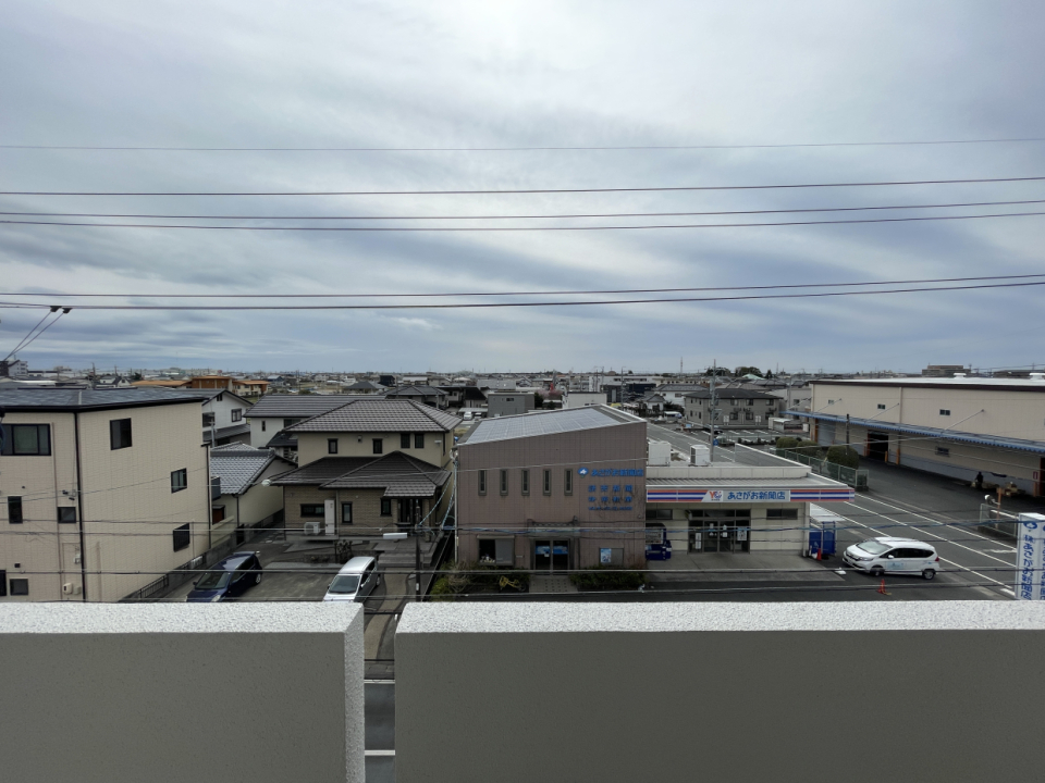 ベランダからの景色。周りに高い建物がないので視線は気にならない