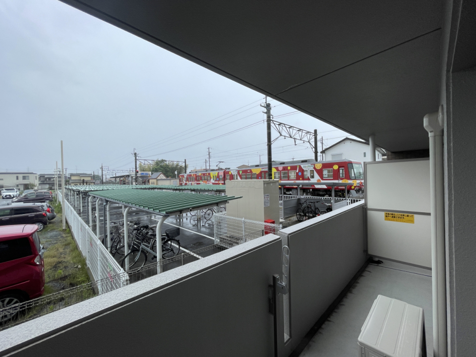 バルコニーから電車が見えるくらい駅近です