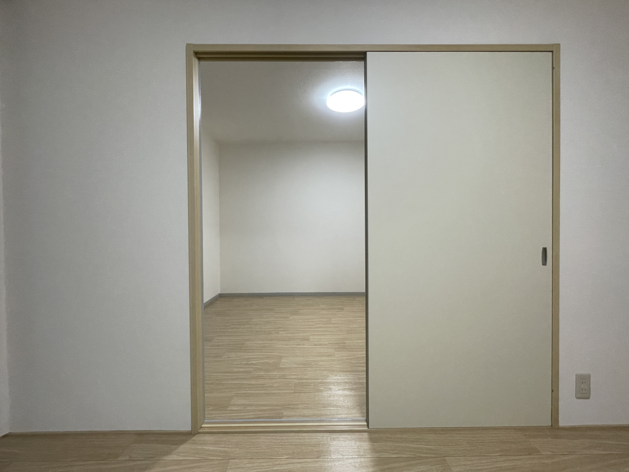 引き戸を開けると2部屋が繋がってます