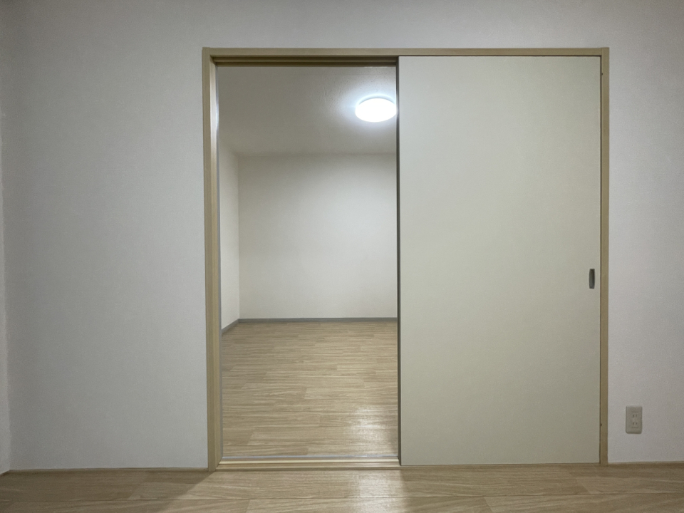 引き戸を開けると2部屋が繋がってます