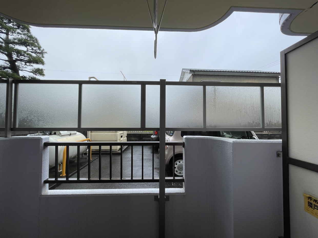 バルコニーには目線高のフェンス有