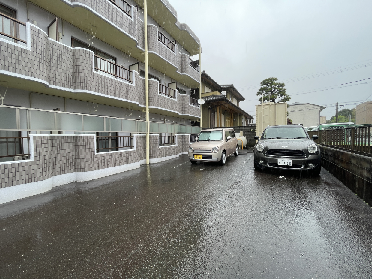 駐車スペースは奥の方なのでバック駐車がいいかも