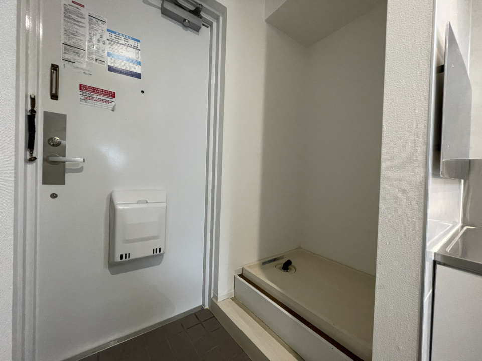 玄関入ってすぐ左が洗濯機置き場