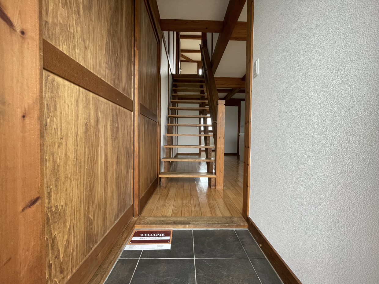 玄関を開けるとかっこいい階段がお出迎え