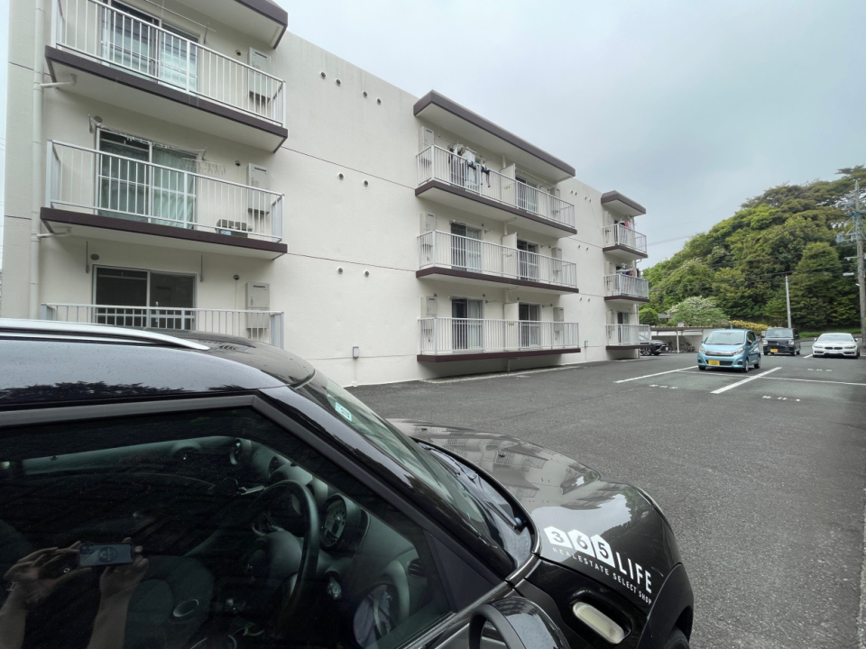 舗装された平置きの駐車場で駐めやすい