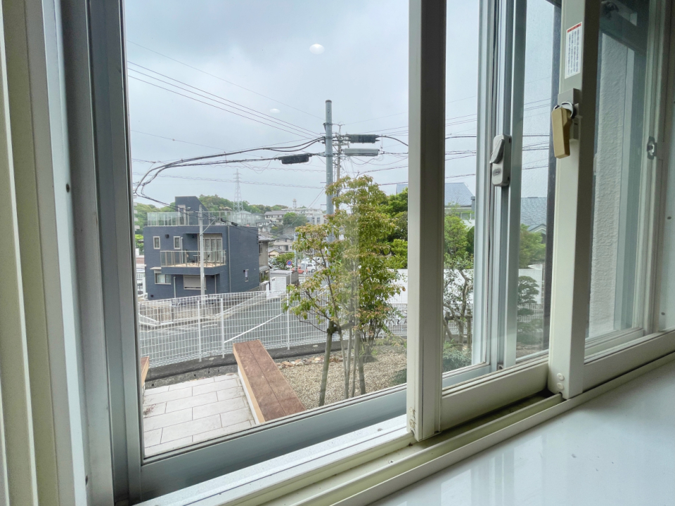 窓は二重窓になっていて、防犯対策としても機能面でも嬉しいポイント