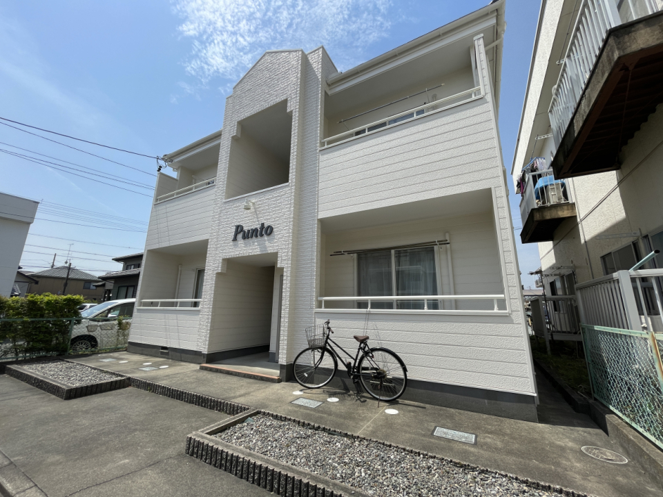 お部屋は2階の角部屋です。