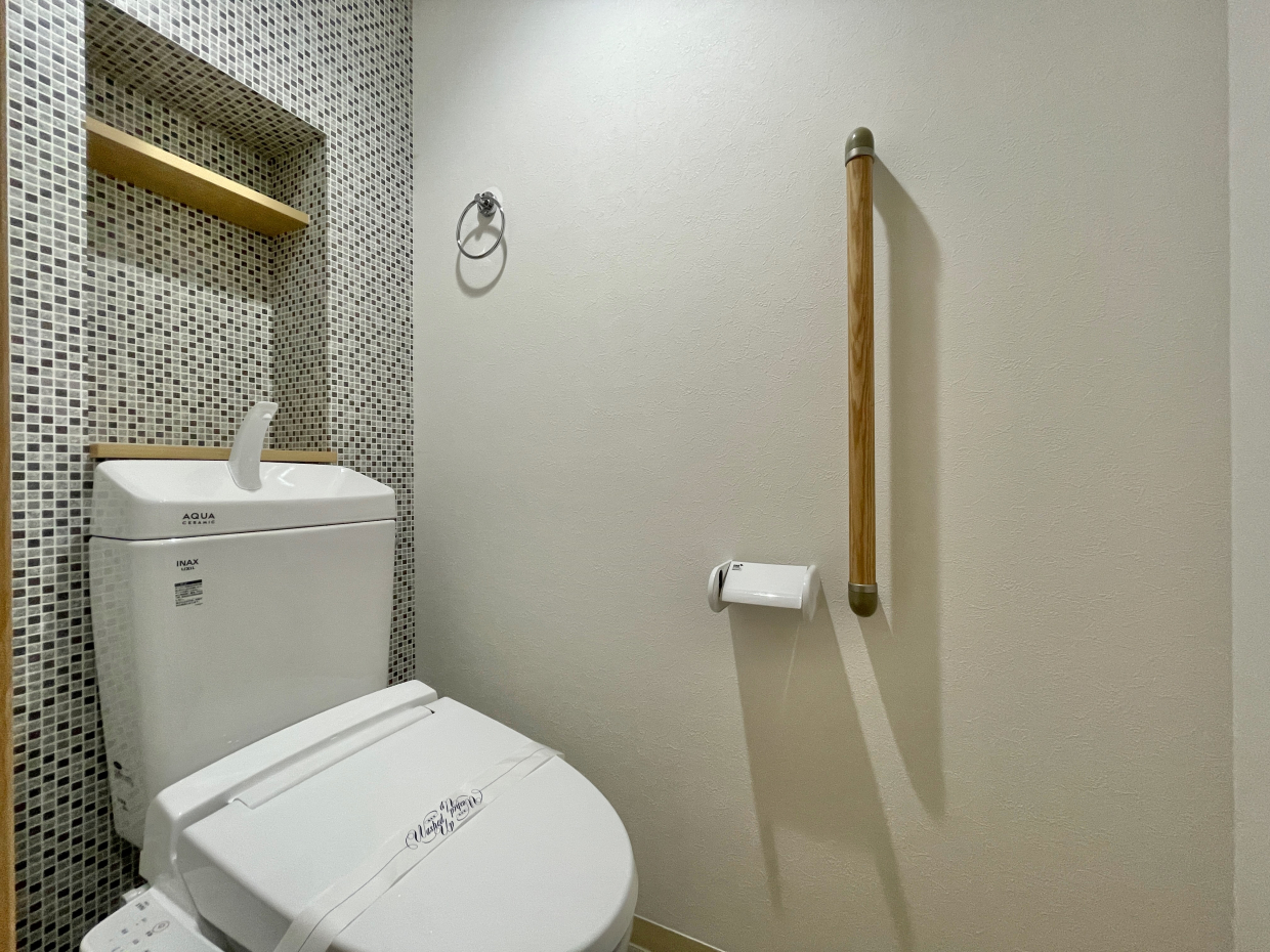 トイレには手すり付き。タイル柄がかわいらしい