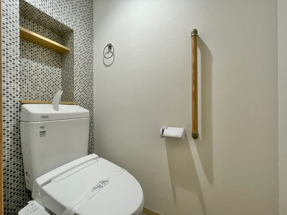 トイレには手すり付き。タイル柄がかわいらしい