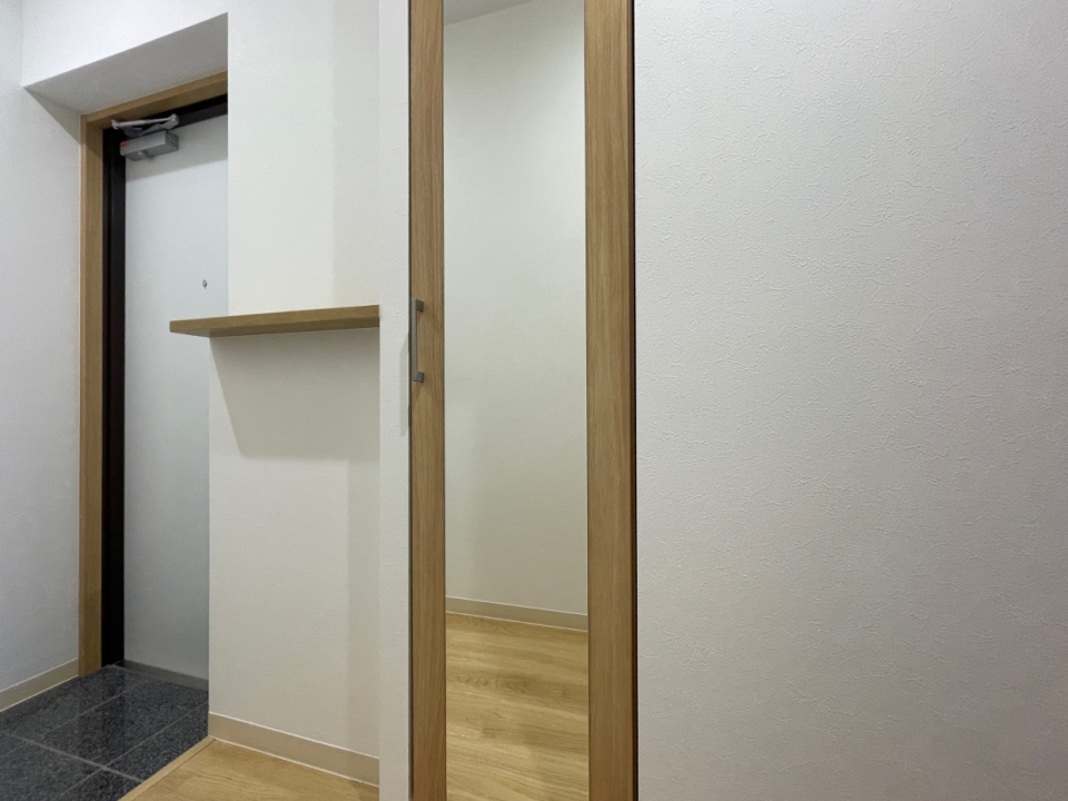 玄関には姿見の付いたシューズボックス