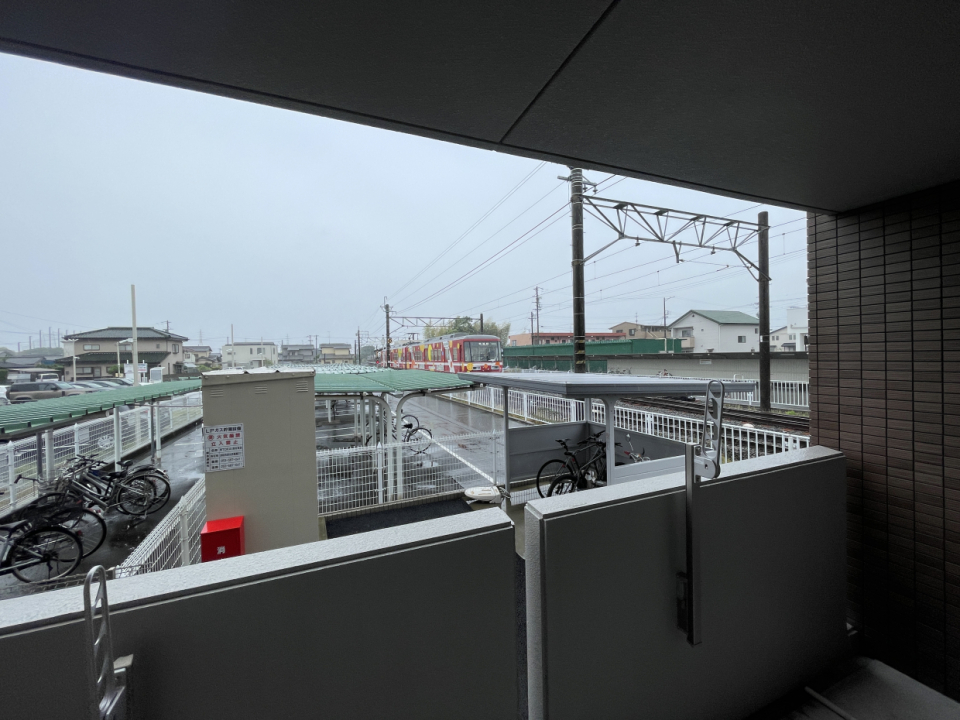 バルコニーから電車が見えるくらい駅近です