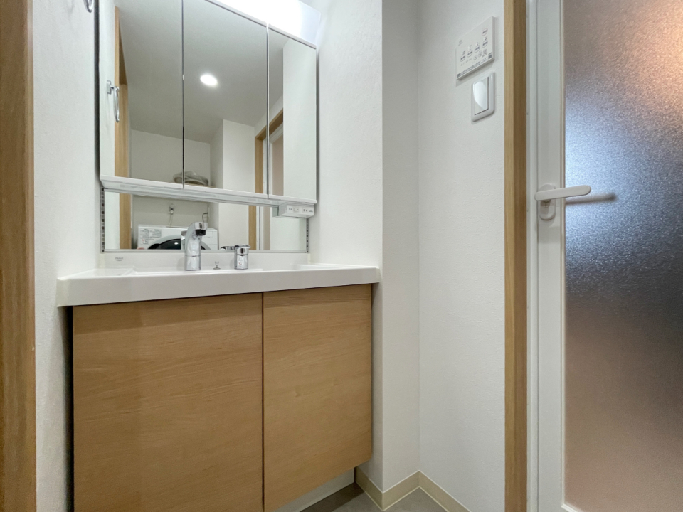 独立洗面台。お部屋に統一されたトーン