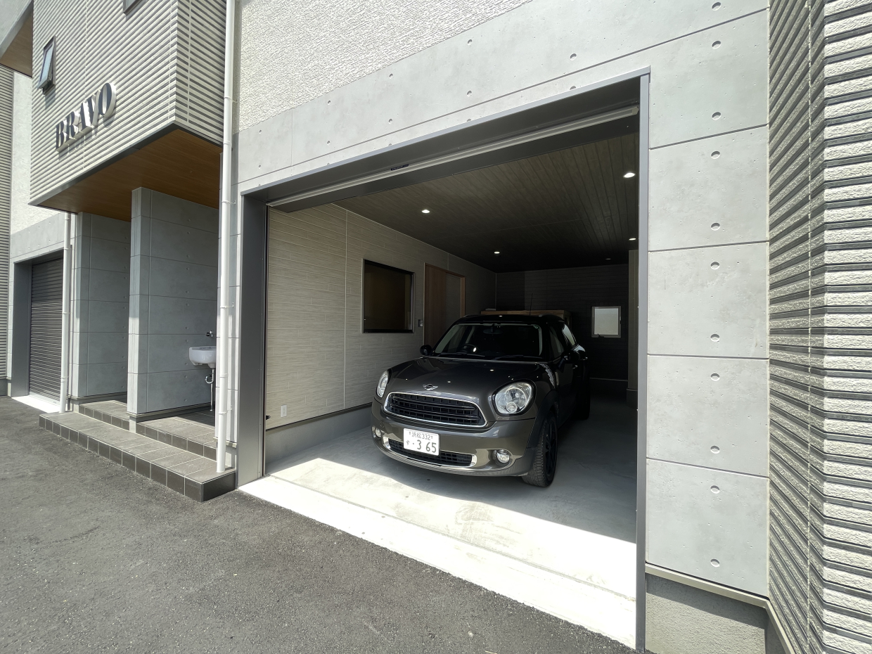 ガレージの間口は幅約3m×高さ約2.5m、広さ約14.9帖。ぜひ現地にてご確認ください