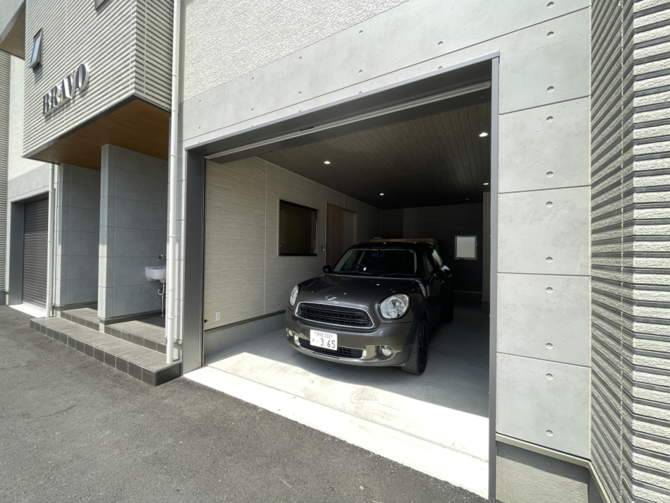 ガレージの間口は幅約3m×高さ約2.5m、広さ約14.9帖。ぜひ現地にてご確認ください