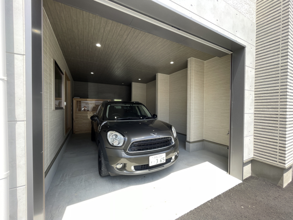 ガレージの奥にあるのは、、