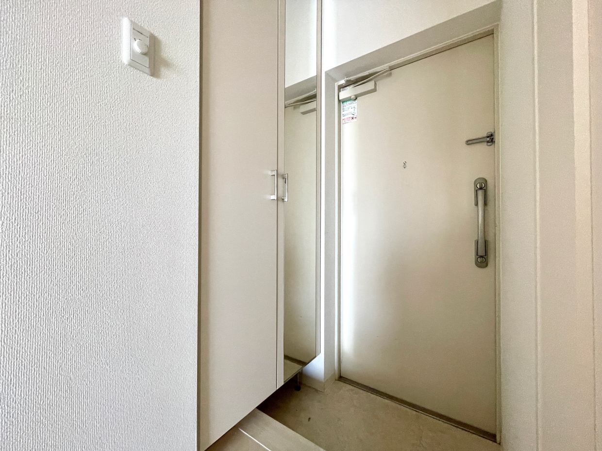 玄関。鏡付きのシューズボックスがあります