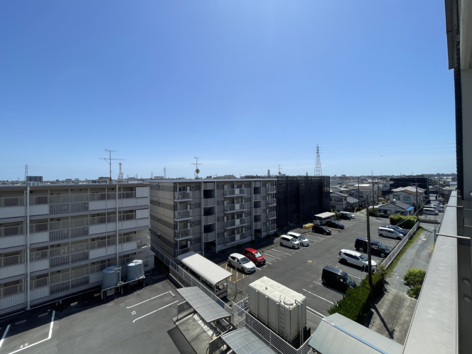 4階からの眺め。青空が広い