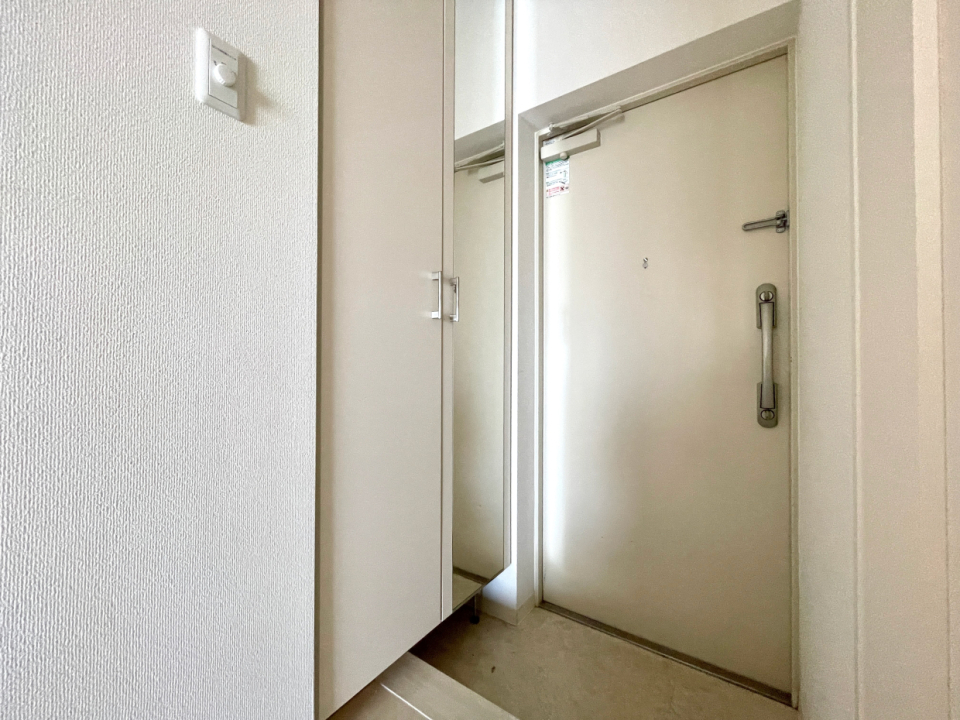玄関。鏡付きのシューズボックスがあります