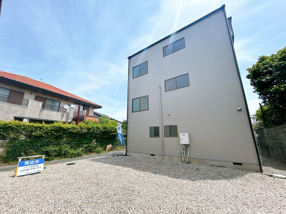 四角い3階建のお家