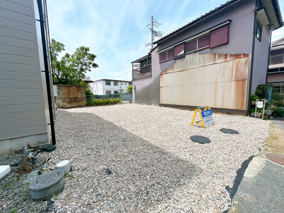 建物西側は駐車スペース。土間打ちして駐車場を造成することも可能。