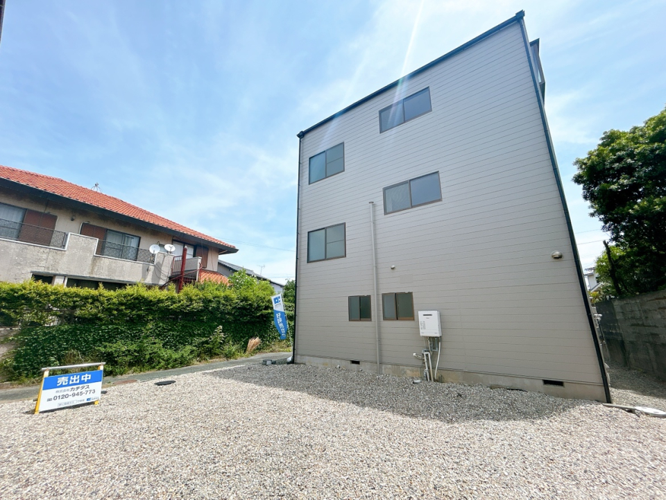 四角い3階建のお家