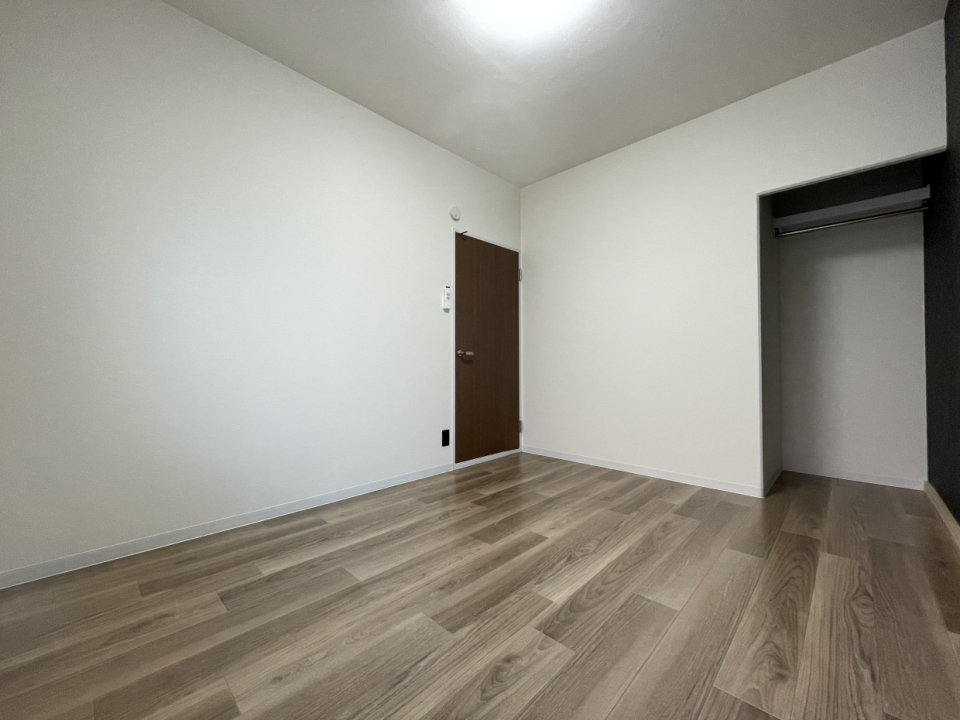 こちらのお部屋にも収納付いてます！