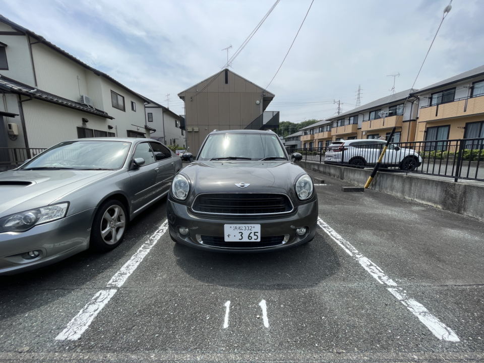 駐車場は敷地外ですが無料で1台契約可能です。