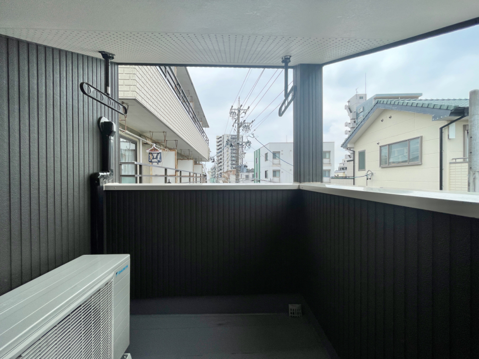 バルコニーも勾配屋根