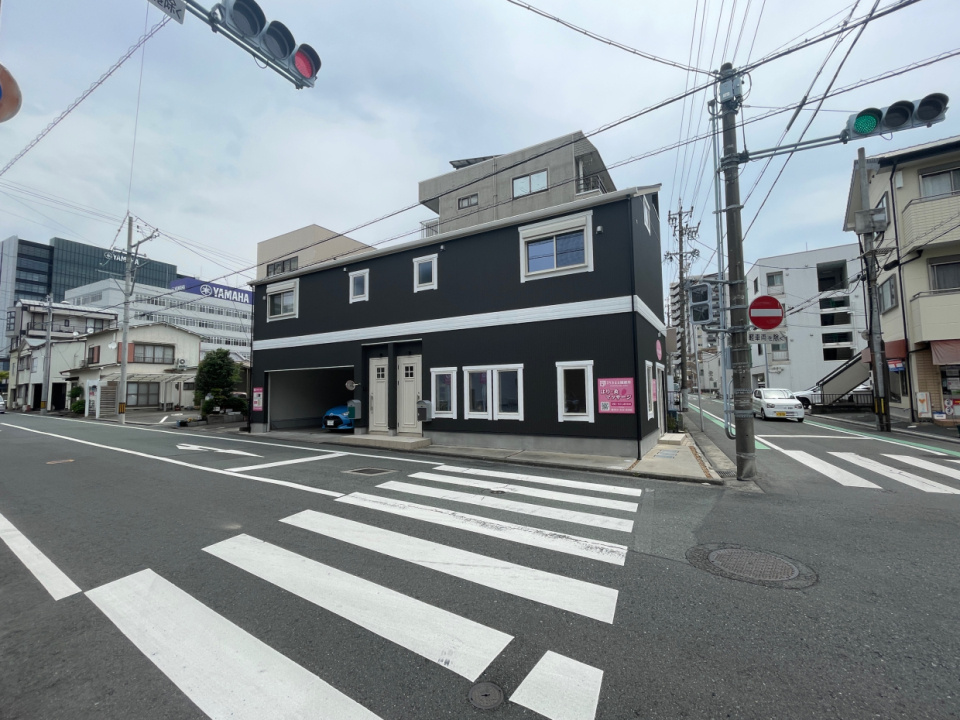 外観。道路に面している建物です